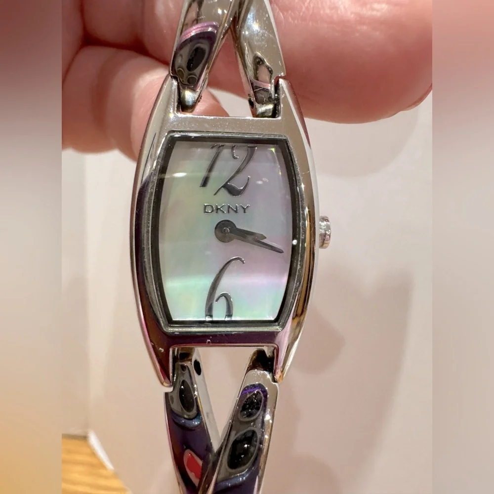 Vintage Fossil Silver Women's Watch with hologram type watch face